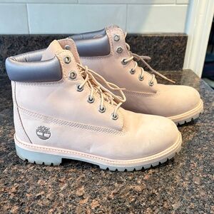 Excellent condition women’s pink timberland boots.
